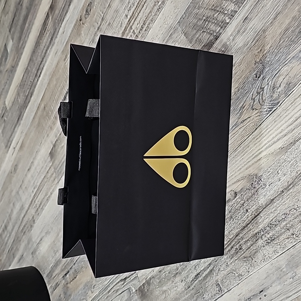 Moose Knuckles paper 🎒 bag